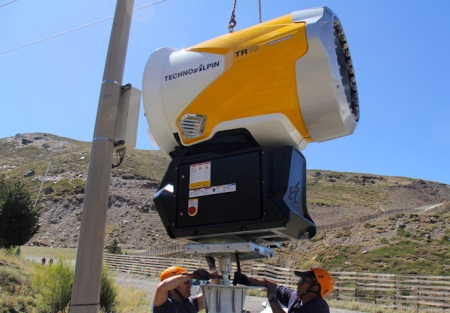 Sierra Nevada estrena nuevos cañones de nieve artificial (CETURSA) Sierra Nevada estrena nuevos cañones de nieve artificial (CETURSA)