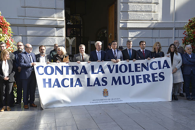 Minuto de silencio en la Plaza del Carmen (JAVIER ALGARRA)