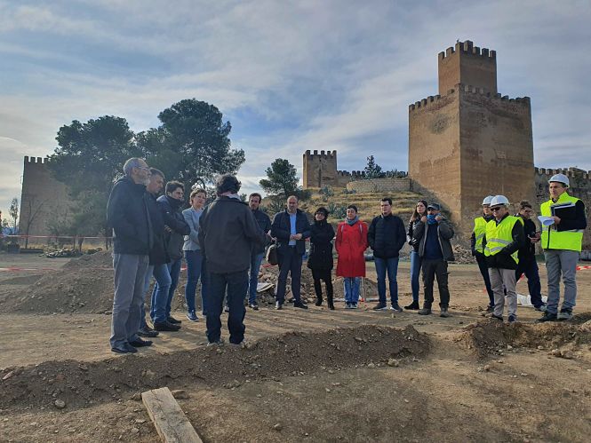 Visita de la corporación municipal a La Alcazaba (AYTO. GUADIX) 