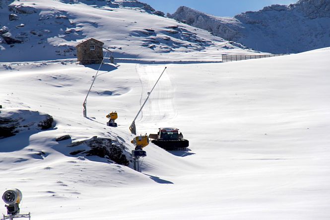 Una maquina pisa la nieve (CETURSA)