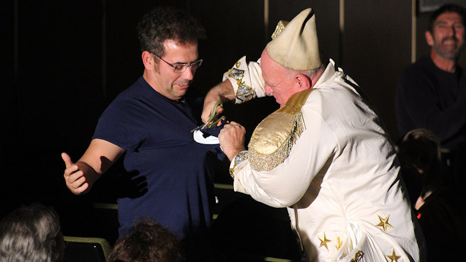 Momento de la actuación de Leo Bassi (TEATRO DE HUMOR DE SANTA FE) 