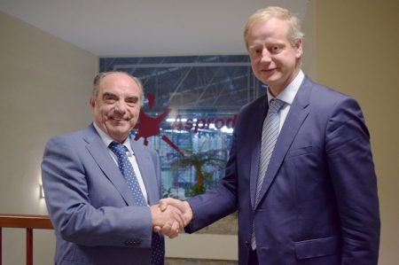 El presidente Miguel Ibáñez (izda) saluda al nuevo Director General (dcha) de Asprodibe en su nombramiento (ASPRODIBE) El presidente Miguel Ibáñez (izda) saluda al nuevo Director General (dcha) de Asprodibe en su nombramiento (ASPRODIBE)