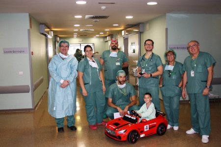 Equipo de cirugía con un niño en uno de los coches eléctricos (HUSC) Equipo de cirugía con un niño en uno de los coches eléctricos (HUSC)