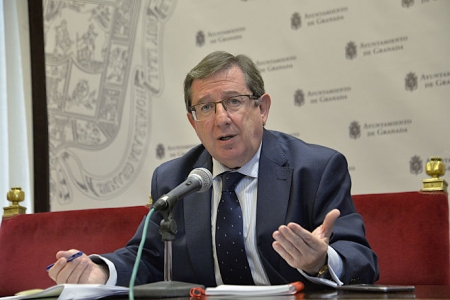 Luis González ha tratado temas de economía (JAVIER ALGARRA) Luis González ha tratado temas de economía (JAVIER ALGARRA)