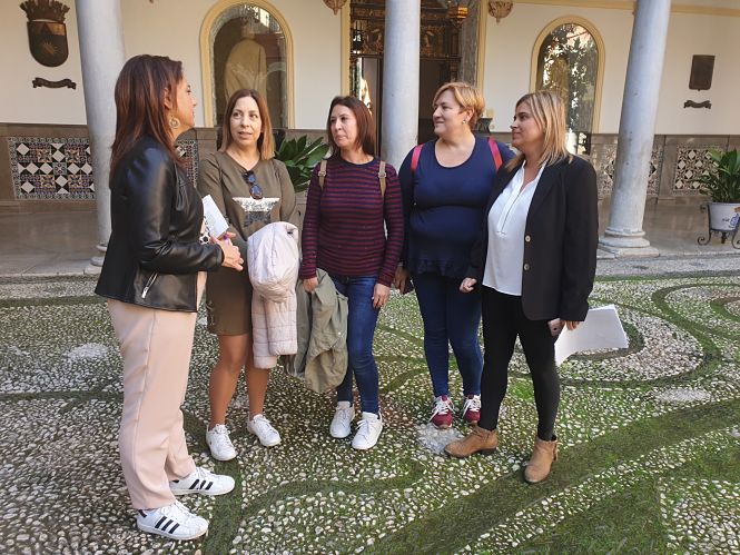 Nuria Gutiérrez y Raquel Ruz junto a las familias (PSOE) 