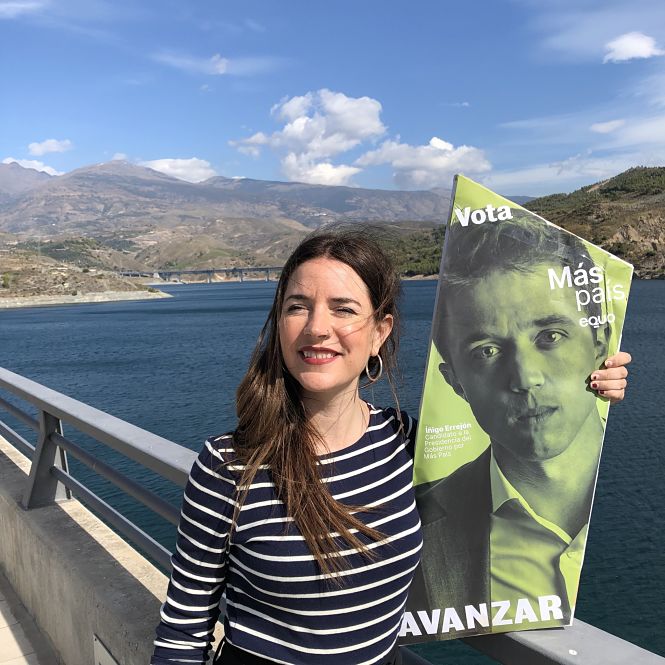 Ana Terrón, con la foto de Iñigo Errejón, ha visitado la presa de Rules (MÁS PAÍS)