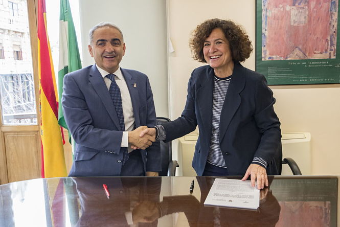 Antonio Jesús Castillo y Pilar Aranda tras la firma del convenio (JUNTA) 