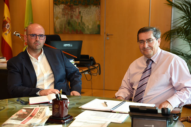 José Entrena se ha reunido con el presidente de la Mancomunidad de Municipios de la Comarca de Baza, Miguel Román (J. GROSSO / DIPGRA)