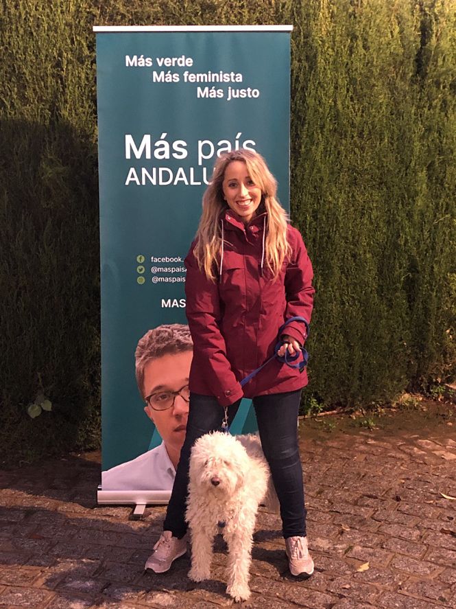 Mercedes Barranco, posa con su perro (MAS PAIS)