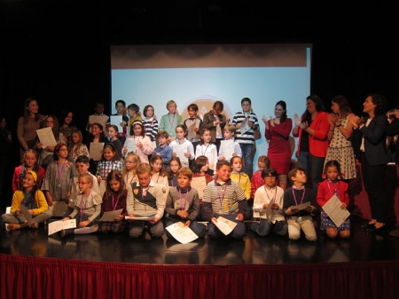 Escoalres que recibieron sus diplomas (IML)