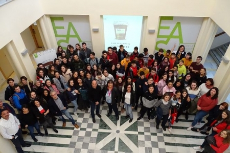 Alumnado, profesorado de los IES de Granada junto a equipos de investigación de la EASP antes de empezar las sesiones de Café con Ciencia (EASP) Alumnado, profesorado de los IES de Granada junto a equipos de investigación de la EASP antes de empezar las sesiones de Café con Ciencia (EASP)