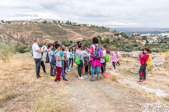 Escolares durante su visita al yacimiento (AYTO. MONACHIL)