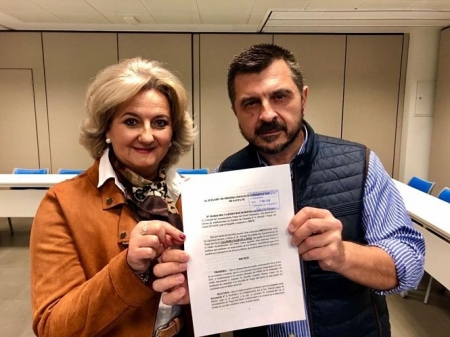 Mari Carmen Ros y Toni Martín enseñan la denuncia (PP ANDALUZ)