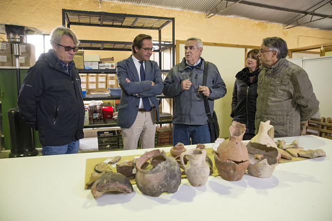 Antonio Granados, delegado territorial de Fomento, Infraestructuras, Ordenación del Territorio y Cultura y Patrimonio Histórico ha visitado la excavación (JUNTA)