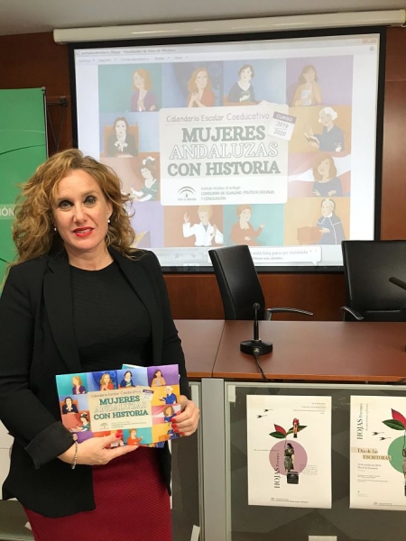 La coordinadora del IAM en Granada, Ruth Martos, posa con el calendario (JUNTA) La coordinadora del IAM en Granada, Ruth Martos, posa con el calendario (JUNTA)