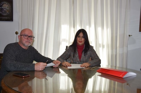 Firma del convenio con `Coros y Danzas` (AYTO. BAZA)