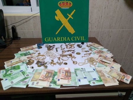 Joyas y dinero recuperados (GUARDIA CIVIL)