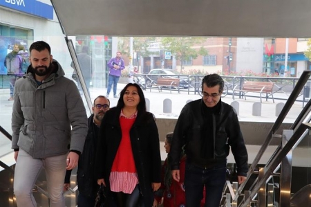 Miembros de Podemos-IU en la estación de metro de Recogidas (PODEMOS-IU) Miembros de Podemos-IU en la estación de metro de Recogidas (PODEMOS-IU)
