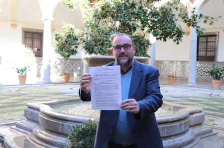 Francisco Puentedura posa con la moción (PODEMOS-IU)