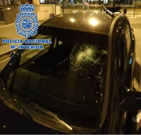 Daños realizados a uno de lso vehículos (POLICIA NACIONAL) Daños realizados a uno de lso vehículos (POLICIA NACIONAL)