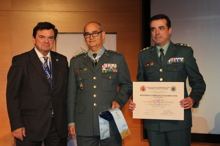 Momento de la entrega del galardón (GUARDIA CIVIL) Momento de la entrega del galardón (GUARDIA CIVIL)