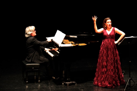 Momento del concierto de piano y canto (AYTO. ALMUÑÉCAR)