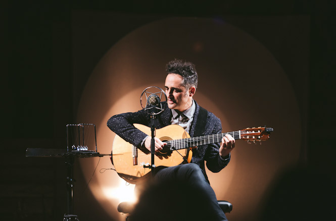 Jorge Drexler durante un concierto (WILDPUNK) 