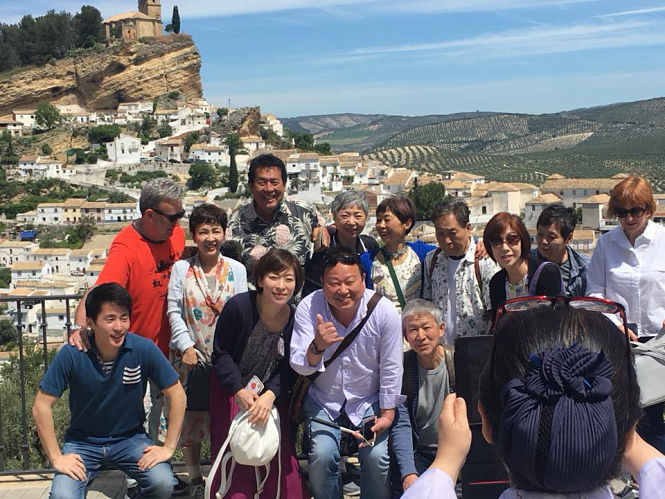 Turistas japoneses en Montefrío (AYTO. MONTEFRIO)