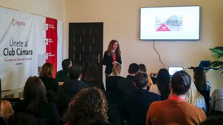 La responsable del Área de Desarrollo Empresarial y Club Cámara de Cámara Granada, Azahara Molinero se dirige a los asistentes (CCG) La responsable del Área de Desarrollo Empresarial y Club Cámara de Cámara Granada, Azahara Molinero se dirige a los asistentes (CCG)