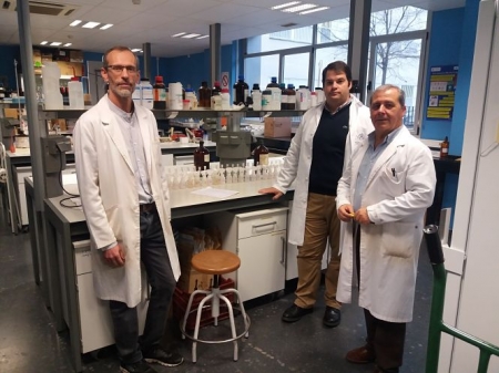 Los profesores Francisco Martín, Manuel Sierra y Javier Martínez, en el Laboratorio del Departamento de Edafología de la UGR.(UGR)