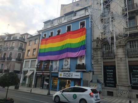 Imagen de la bandera Lgtbi desplegada en Granada (IU) Imagen de la bandera Lgtbi desplegada en Granada (IU)