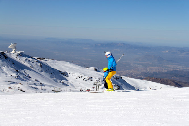 Esquiadores en Sierra Nevada (CETURSA)