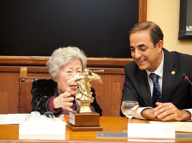 Julia Uceda, en una imagen de archivo con el rector de la Universidad de Sevilla (EUROPA PRESS/UNIVERSIDAD DE SEVILLA) 