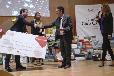 Momento de la entrega del cheque (CÁMARA GRANADA) Momento de la entrega del cheque (CÁMARA GRANADA)