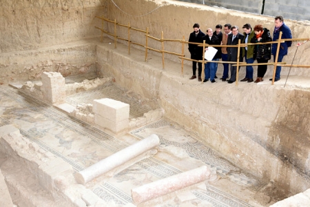 José Entrena ha visitado la VIlla Romana de Salar (J. GROSSO / DIPGRA)