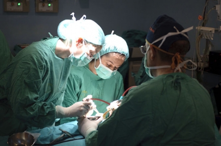 Profesionales durante una operación (JUNTA)