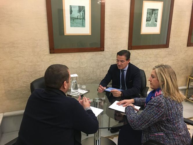 Miembros de Vox se han reunido con Luis Salvador (VOX)