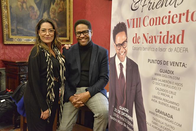 La concejala de cultura, Lucía Garrido junto a Damon Robinson (JAVIER ALGARRA)