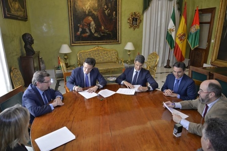 Momento de la firma del crédito (JAVIER ALGARRA) Momento de la firma del crédito (JAVIER ALGARRA)