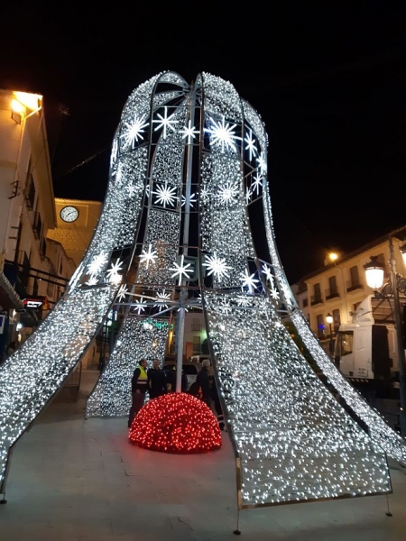 Luces de Navidad instaladas en Montefrío (AYTO. MONTEFRIO)