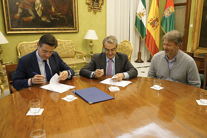 Momento de la firma del convenio (JAVIER ALGARRA) 
