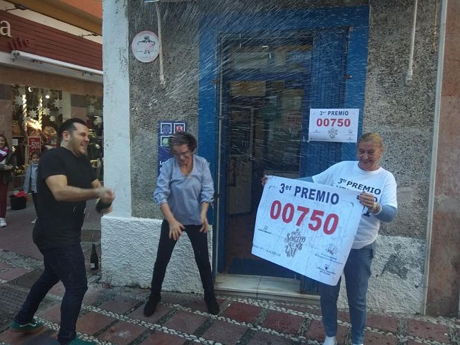 Imagen de la celebración en el exterior de la Administración de Lotería número 1 de Almuñécar (Granada), que ha vendido diez series del 705, tercer premio (AYUNTAMIENTO DE ALMUÑÉCAR) 