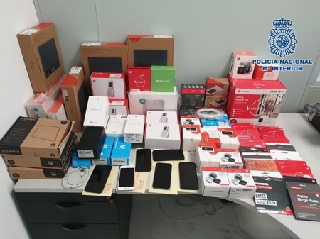 Efectos de electrónica intervenidos por la Policía Nacional a la pareja detenida (POLICÍA NACIONAL)