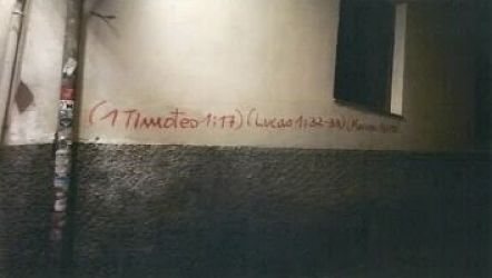 Imagen de una de las pintadas realizadas sobre un edificio del centro de Granada (POLICÍA Local) 