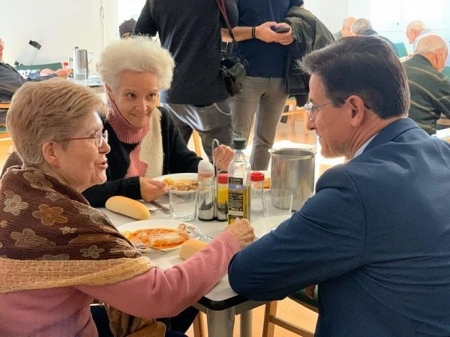 El alcalde de Granada, Luis Salvador, conversa con usuarias del comedor social de mayores La Chana (AYUNTAMIENTO) El alcalde de Granada, Luis Salvador, conversa con usuarias del comedor social de mayores La Chana (AYUNTAMIENTO)