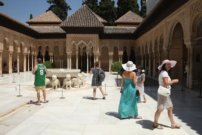 Turistas en el Patio de los leones (EUROPA PRESS)
