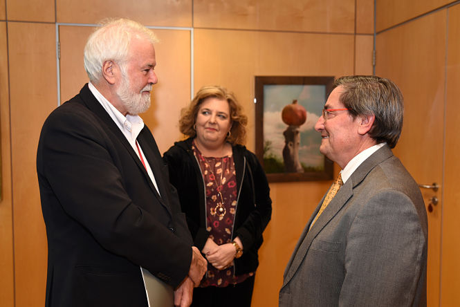 Reunión entre Jose Entrena y el director del Festival de musica y danza (J. GROSSO / DIPGRA)
