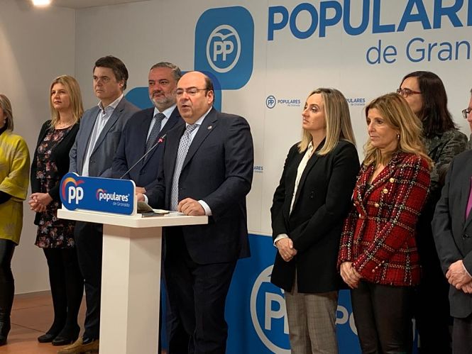El presidente provincial del PP de Granada, Sebastián Pérez, junto a la otros altos cargos políticos del partido en Granada (PP)