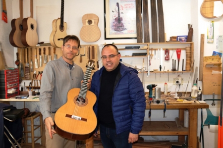 Guitarra donada por Stephen Hill (AYTO. ALMUÑÉCAR) 