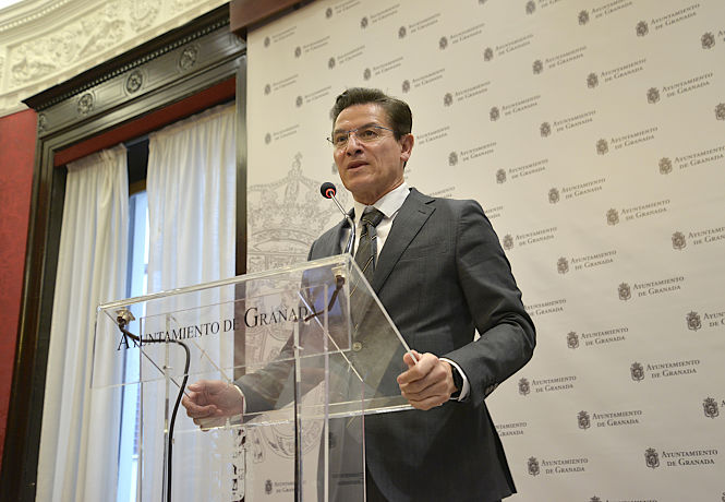 Luis Salvador ha comparecido ante los medios (JAVIER ALGARRA)